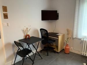 Televízia a/alebo spoločenská miestnosť v ubytovaní chambre indépendante chez particuliers avec salle de bain privative