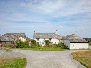 a large white house with a driveway at The Annexe - Tbh in Crackington Haven