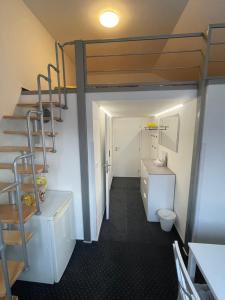 łazienka z łóżkiem piętrowym i toaletą w obiekcie Pension Hájek w Pradze