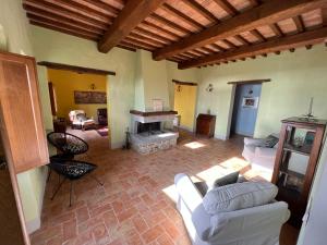 salon z kanapą i kominkiem w obiekcie Villa Gosparini w mieście Lisciano Niccone +34 zdjęcia