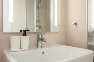 Ett badrum på Uxama Sevilla Luxury Penthouse en Triana - Terraza y parking privados - piscina