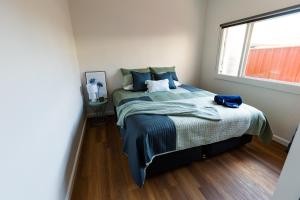 a bedroom with a bed and a window at Art deco inner city comfort in Bendigo