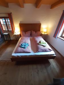 sypialnia z łóżkiem z dwoma ręcznikami w obiekcie Sonnleit'n Zimmer 1 w mieście Abtenau