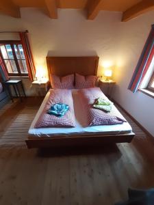a bedroom with a bed with two towels on it at Sonnleit'n Zimmer 6 in Abtenau