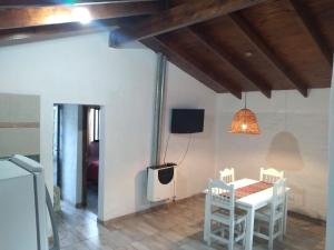 a dining room with a white table and chairs at Departamento Tunuyán in Tunuyán