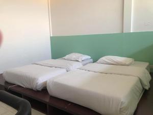 Ein Bett oder Betten in einem Zimmer der Unterkunft Floral Shire Suvarnabhumi Airport - SHA Extra Plus