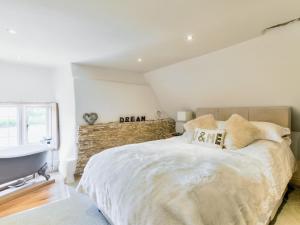 מיטה או מיטות בחדר ב-Tom Cottage