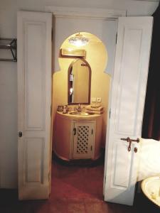 La salle de bains est pourvue d'un lavabo et d'un miroir. dans l'établissement Riad Laly Tourisme Eclairé Le bijou de la medina, à Marrakech