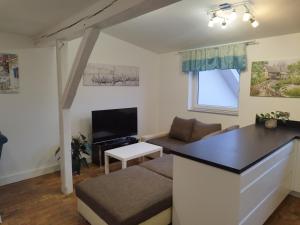 una sala de estar con un sofá y una mesa en Apartament z widokiem Słubice, en Słubice