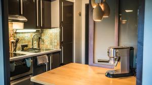 a kitchen with a coffee maker on a counter at Studio Cosy à la montagne in Bourg-Saint-Maurice