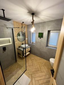 La salle de bains est pourvue d'une douche, de toilettes et d'un lavabo. dans l'établissement Moje Pieniny Apartament, à Szczawnica