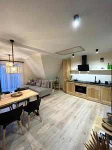 un grand salon avec une table et un canapé dans l'établissement Moje Pieniny Apartament, à Szczawnica