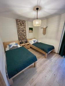 sypialnia z 2 łóżkami w pokoju w obiekcie Moje Pieniny Apartament w mieście Szczawnica