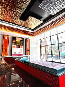 een kamer met een bar met een aanrecht en ramen bij THE FACE Style in Kuala Lumpur