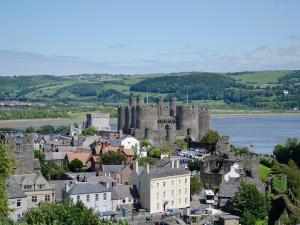 a city with a castle in the middle of a town at The Coach House - Hw7593 in Bettws-yn-Rhôs