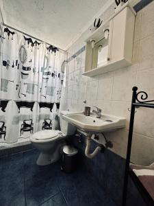 uma casa de banho com um WC e um lavatório em Cozy Apartments Mc Queen em Atenas