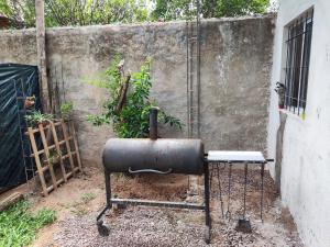 una vieja estufa sentada junto a una pared en CASA EN CORRIENTES 2 HAB para 5 PERSONAS en Corrientes