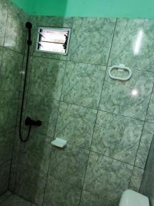 y baño con ducha y ventana. en CASA EN CORRIENTES 2 HAB para 5 PERSONAS en Corrientes