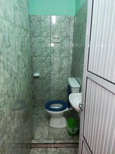 bagno con servizi igienici e lavandino di CASA EN CORRIENTES 2 HAB para 5 PERSONAS a Corrientes