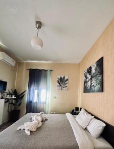 un dormitorio con una cama con un animal de peluche en Cozy Apartments Mc Queen en Athens