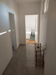 einen Flur mit einem Zimmer mit einem Bett darin in der Unterkunft Apartment Bitola in Bitola