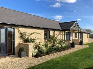 een huis met een tuin ervoor bij The Dairy Parlour in Cricklade