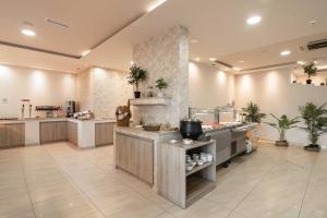 Kuchyň nebo kuchyňský kout v ubytování Karras Hotel