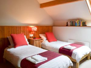ArneにあるArne Barnのベッドルーム1室(ベッド2台、赤と白のシーツ付)