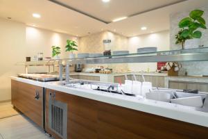 Kuchyň nebo kuchyňský kout v ubytování Karras Hotel