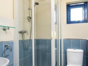 ロクサムにあるRiversedge - Cvlのバスルーム(シャワー、トイレ、シンク付)