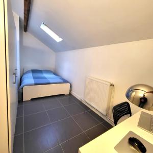 a small room with a bed and a desk at Residence du Parc des Grottes - N 3 in Juvisy-sur-Orge