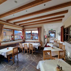 Das Alpin - Hotel Garni Guesthouse 레스토랑 또는 맛집