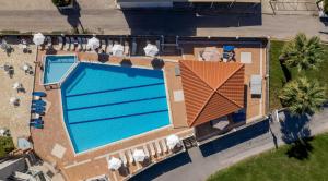 Bazén v ubytování Karras Hotel nebo v jeho okolí