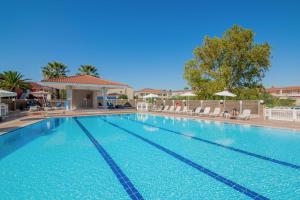 Bazén v ubytování Karras Hotel nebo v jeho okolí