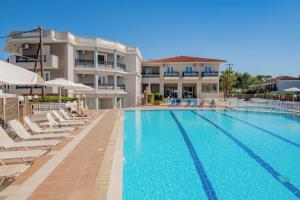 Bazén v ubytování Karras Hotel nebo v jeho okolí