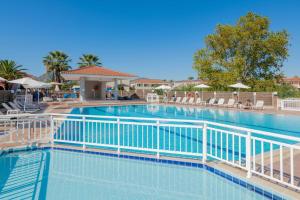 Bazén v ubytování Karras Hotel nebo v jeho okolí