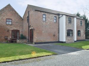 an old brick building with a grass yard in front of it at Big Barn - 16439 in Huntington