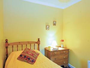 Lower BoscaswellにあるTor Barnのベッドルーム1室(ベッド1台、ドレッサー、枕付)
