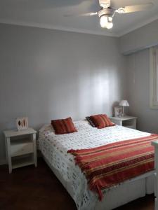 1 dormitorio con 1 cama con 2 almohadas en COZY SUPER SHINY AND SILENT APARTMENT IN PALERMO en Buenos Aires