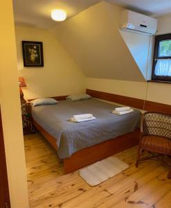 カジミエシュ・ドルニにあるPokoje Gościnne Joannaのベッドルーム(ベッド1台、窓付)