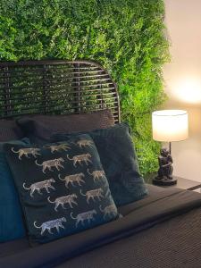 - un lit avec une couverture avec des chevaux dans l'établissement Le Troglo'Gîte, 500m à pied du Zoo de Beauval, à Seigy