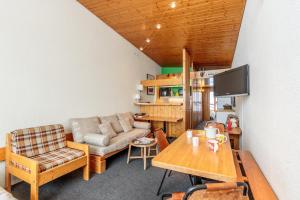Televízia a/alebo spoločenská miestnosť v ubytovaní Duplex les Arcs 1800 - Pierra Menta - Vue Imprenable avec Terrasse et Balcon - 9 Personnes + 16 fotografií