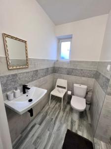 Ένα μπάνιο στο BL - The Townhouse, 24hr Self Check-in, Free Private Parking, Garden, Adjacent to beautiful City Park, City Centre 5 min walk