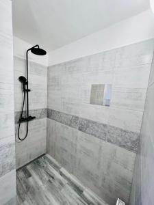 Ένα μπάνιο στο BL - The Townhouse, 24hr Self Check-in, Free Private Parking, Garden, Adjacent to beautiful City Park, City Centre 5 min walk