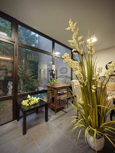 a living room with a table and some plants at Hotel Brunnenhof in Bad Nauheim