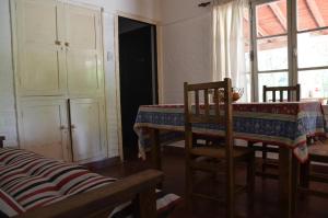 a dining room with a table and chairs and a window at Rios libres in Potrerillos