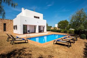 an external view of a villa with a swimming pool at Can Terra con piscina in Sant Josep de Sa Talaia