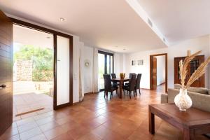 uma sala de estar com mesa e cadeiras em Can Terra con piscina em Sant Josep de sa Talaia