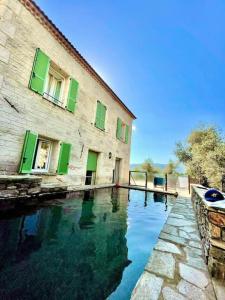 Fotografia z galérie ubytovania Le presbytère du Nebbiu piscine et jacuzzi v destinácii Santo-Pietro-di-Tenda
