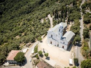 Fotografia z galérie ubytovania Le presbytère du Nebbiu piscine et jacuzzi v destinácii Santo-Pietro-di-Tenda